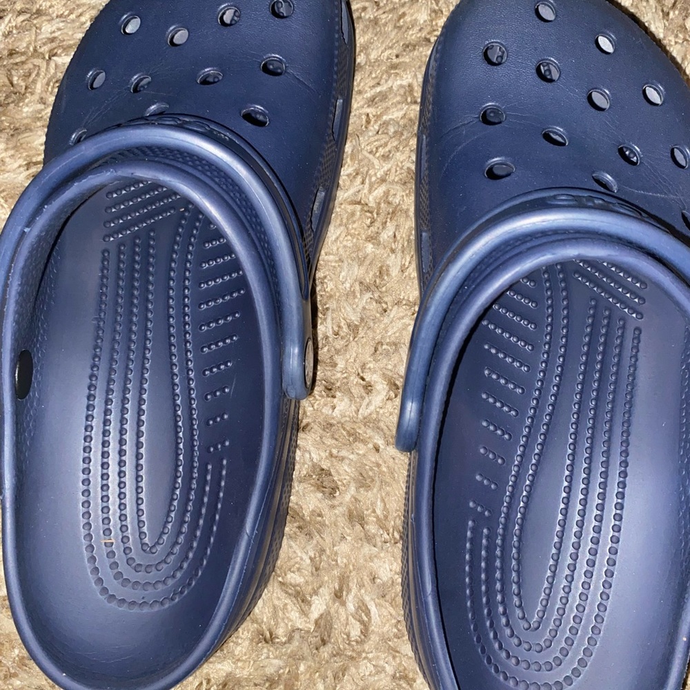 NAVY CROCS